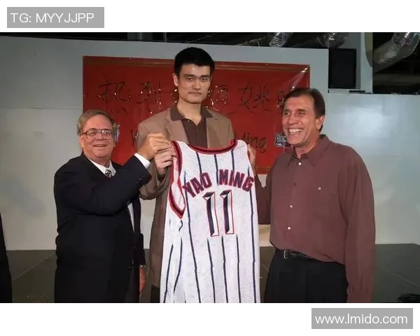 姚明颁奖时的灿烂笑容展现体育精神与友谊的完美结合