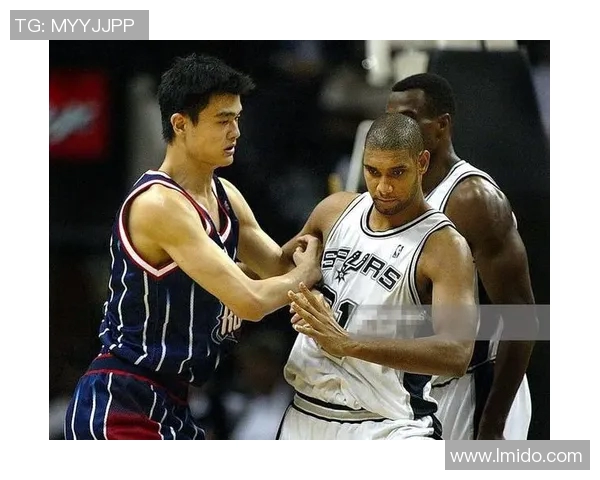 邓肯与姚明的友谊时刻:篮球场上的温情与传奇交汇 邓肯与姚明的友谊时刻:篮球场上的温情与传奇交汇